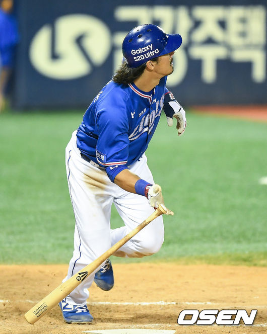 3일 서울 잠실야구장에서 ‘2020 신한은행 SOL KBO리그’ LG 트윈스와 삼성 라이온즈의 경기가 열렸다.7회초 1사 2루 상황 삼성 살라디노가 2점 홈런을 날리고 있다./ksl0919@osen.co.kr