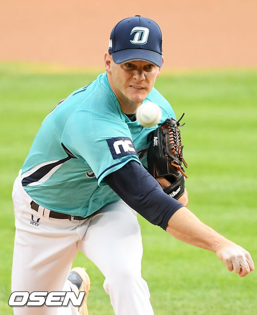 NC 선발 루친스키가 마운드 위에서 힘차게 공을 뿌리고 있다./ rumi@osen.co.kr