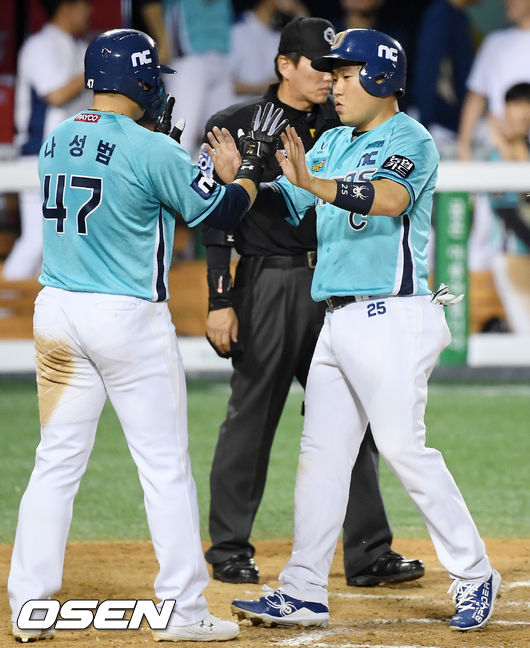 10일 오후 서울 잠실구장에서 '2020 신한은행 SOL KBO리그' LG 트윈스와 NC 다이노스의 경기가 열렸다.7회말 1사 주자 2,3루 NC 박석민의 좌중간 2타점 적시타때 나성범과 양의지가 홈을 밟으며 하이파이브를 하고 있다./ rumi@osen.co.kr