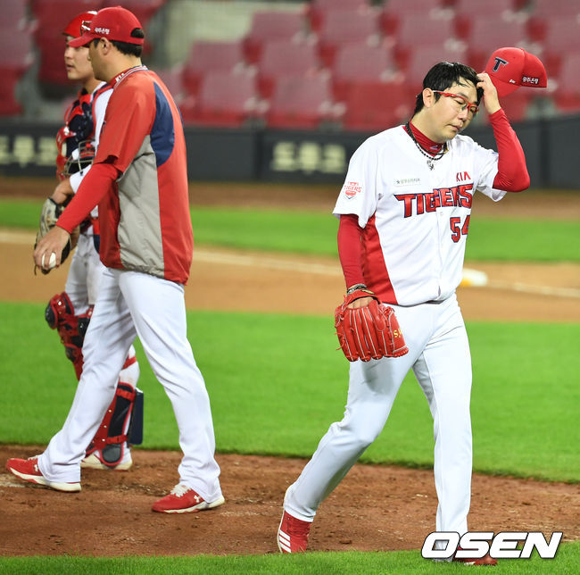 10일 광주-기아 챔피언스필드에서 '2020 신한은행 SOL KBO리그' KIA 타이거즈와 키움 히어로즈의 경기가 열렸다. 6회초 1사 3루 상황 KIA 선발 양현종이 마운드를 내려가고 있다. /dreamer@osen.co.kr