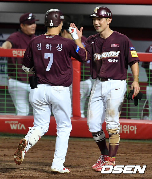 8회초 2사 2루 상황 키움 김하성이 동점 좌월 투런포를 날리고 서건창과 인사를 나누고 있다. /dreamer@osen.co.kr