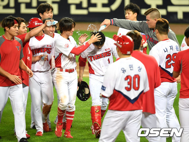  연장 11회말 1사 1, 2루 상황 KIA 최원준이 끝내기 안타를 날리고 동료들의 물세례를 받고 있다. /dreamer@osen.co.kr