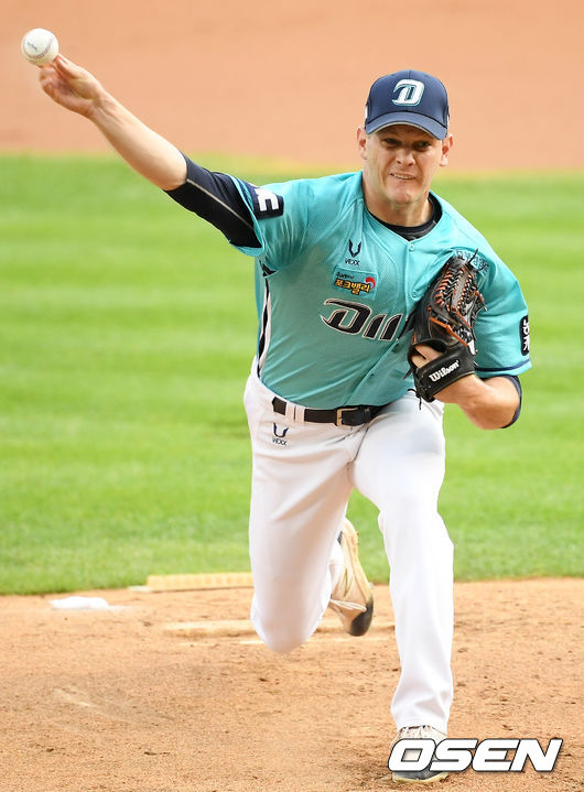 NC 선발 루친스키가 마운드 위에서 힘차게 공을 뿌리고 있다./ rumi@osen.co.kr