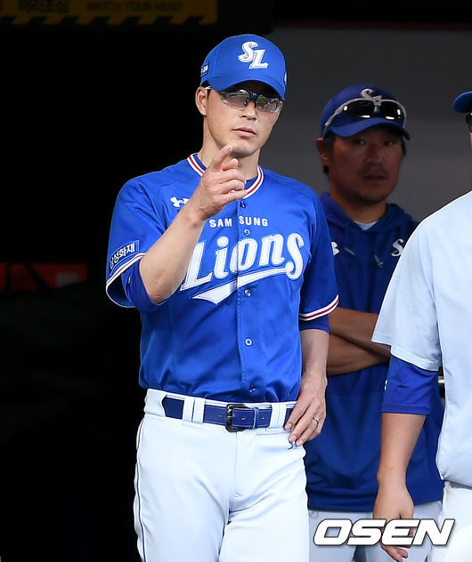 10일 오후 수원 KT위즈파크에서 ‘2020 신한은행 SOL KBO 리그’ KT 위즈와 삼성 라이온즈의 경기가 열렸다.2회말 삼성 허삼영 감독이 그라운드를 바라보고 있다./ksl0919@osen.co.kr