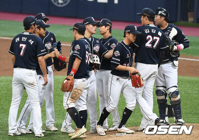 두산 베어스가 2연패를 끊었다.두산은 1일 서울 고척스카이돔에서 열린 ‘2020 신한은행 SOL KBO리그’ 키움 히어로즈와의 원정경기에서 14-5로 승리했다. 이날 승리로 지난 경기 2-11 패배를 완전히 설욕했고 2연패에서 벗어났다.승리를 거둔 두산 선수단이 기뻐하고 있다.  /youngrae@osen.co.kr