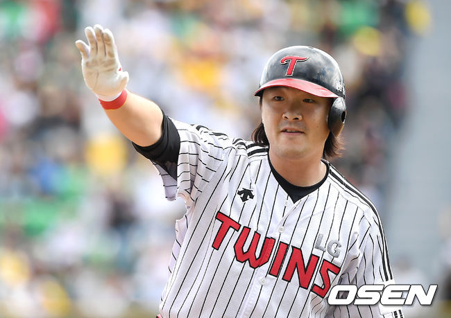 1회말 1사 2루 LG 이형종이 적시타를 때린 뒤 세레머니를 하고 있다. /youngrae@osen.co.kr