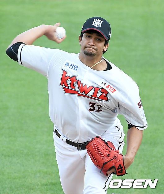1회초 KT 선발투수 쿠에바스가 마운드에 올라 힘차게 공을 뿌리고 있다./ksl0919@osen.co.kr