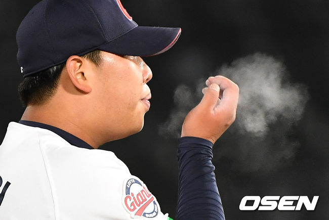 5회초 두산 타선을 상대하는 롯데 선발 서준원이 로진을 불고 있다. / dreamer@osen.co.kr