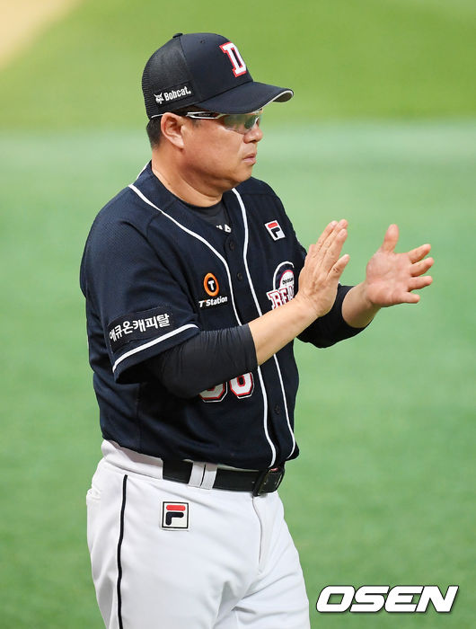 경기를 마치고 두산 김태형 감독이 선수들에게 박수를 보내고 있다. / rumi@osen.co.kr