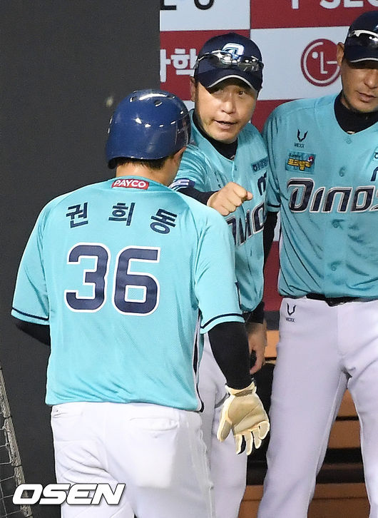 7회초 1사 주자 1,3루 NC 양의지의 우익수 왼쪽 1타점 적시타때 홈을 밟은 권희동이 덕아웃에서 이동욱 감독과 하이파이브를 하고 있다./ rumi@osen.co.kr