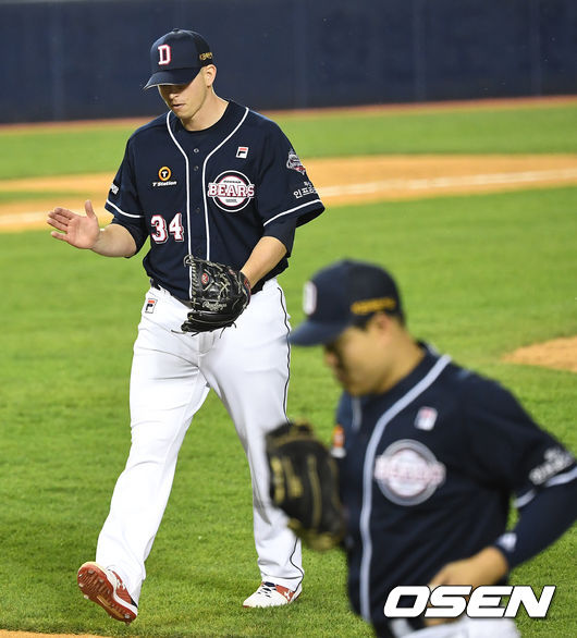 5회말 LG 공격을 무실점으로 막아낸 두산 선발 플렉센이 더그아웃으로 향하며 박수를 치고 있다. / dreamer@osen.co.kr