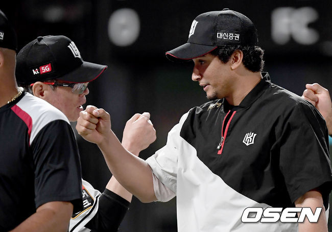 KT가 삼성을 꺾고 주말 3연전 기선 제압에 성공했다.KT는 10일 수원KT위즈파크에서 열린 홈경기에서 8-3으로 승리했다. 선발 윌리엄 쿠에바스는 시즌 4승째를 거뒀다. 지난달 21일 수원 롯데전 이후 3연승. 멜 로하스 주니어와 강백호는 백투백 아치를 합작했다. 반면 삼성은 8일 고척 키움전 이후 3연패 수렁에 빠졌다.경기 종료 후 이강철 감독과 쿠에바스가 하이파이브를 하고 있다./ksl0919@osen.co.kr