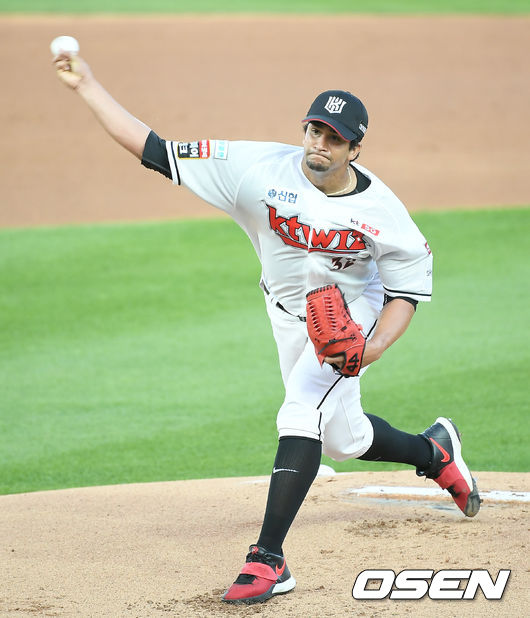 10일 오후 수원 KT위즈파크에서 ‘'2020 신한은행 SOL KBO 리그’ KT 위즈와 삼성 라이온즈의 경기가 열렸다.1회초 KT 선발투수 쿠에바스가 마운드에 올라 힘차게 공을 뿌리고 있다./ksl0919@osen.co.kr