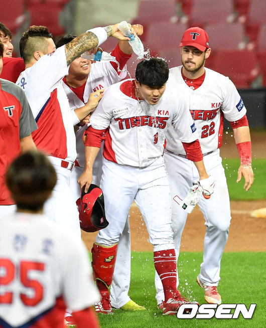 연장 11회말 1사 1, 2루 상황 KIA 최원준이 끝내기 안타를 날리고 동료들의 물세례를 받고 있다. /dreamer@osen.co.kr