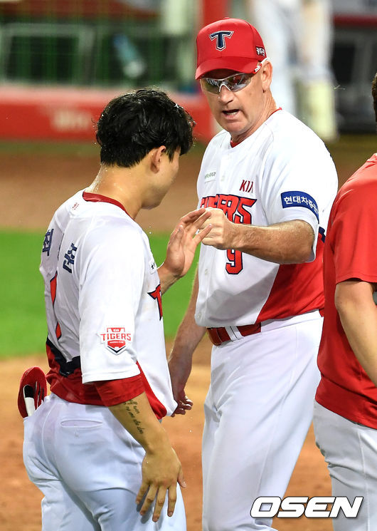 연장 11회말 1사 1, 2루 상황 끝내기 안타를 날린 KIA 최원준이 경기 종료 후 윌리엄스 감독과 인사를 나누고 있다. /dreamer@osen.co.k