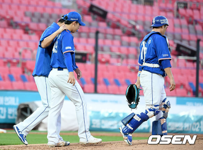 10일 오후 수원 KT위즈파크에서 ‘2020 신한은행 SOL KBO 리그’ KT 위즈와 삼성 라이온즈의 경기가 열렸다.2회말 무사 2루 삼성 선발투수 허윤동이 강판되고 있다./ksl0919@osen.co.kr