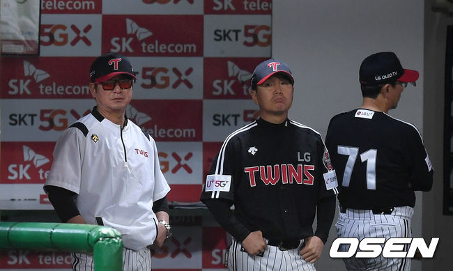 LG 류중일 감독을 비롯한 코칭스태프가 경기를 바라보고 있다./sunday@osen.co.kr