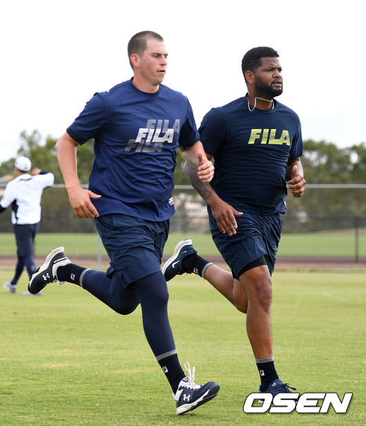 두산 베어스의 2020 스프링캠프가 11일(한국시간) 호주 빅토리아주 질롱 베이스볼 센터에서 진행됐다.두산 프렉센과 알칸타라가 러닝을 하고 있다. /sunday@osen.co.kr