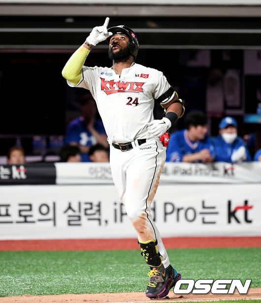 10일 오후 수원 KT위즈파크에서 ‘2020 신한은행 SOL KBO 리그’ KT 위즈와 삼성 라이온즈의 경기가 열렸다.6회말 2사 KT 로하스가 1점 홈런을 날린 뒤 세레모니를 하고 있다./ksl0919@osen.co.kr