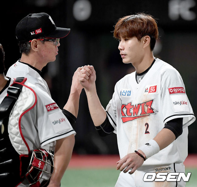 KT가 삼성을 꺾고 주말 3연전 기선 제압에 성공했다.KT는 10일 수원KT위즈파크에서 열린 홈경기에서 8-3으로 승리했다. 선발 윌리엄 쿠에바스는 시즌 4승째를 거뒀다. 지난달 21일 수원 롯데전 이후 3연승. 멜 로하스 주니어와 강백호는 백투백 아치를 합작했다. 반면 삼성은 8일 고척 키움전 이후 3연패 수렁에 빠졌다.경기 종료 후 이강철 감독과 심우준이 하이파이브를 하고 있다./ksl0919@osen.co.kr