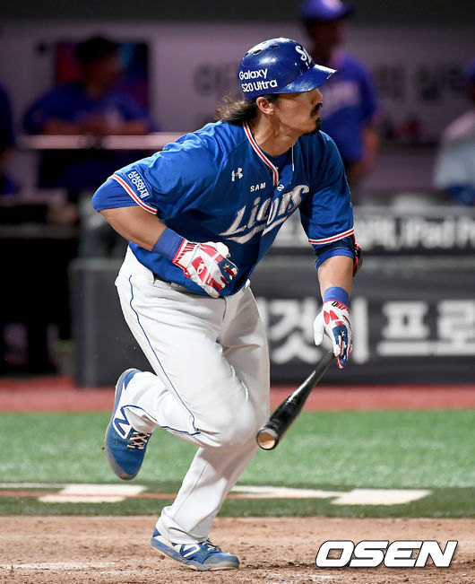 10일 오후 수원 KT위즈파크에서 ‘2020 신한은행 SOL KBO 리그’ KT 위즈와 삼성 라이온즈의 경기가 열렸다.9회초 1사 만루 삼서 살라디노가 2타점 적시타를 날리고 진루하고 있다./ksl0919@osen.co.kr