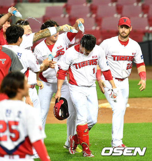 10일 키움과의 광주경기  연장 11회말 1사 1, 2루 상황 KIA 최원준이 끝내기 안타를 날리고 동료들의 물세례를 받고 있다. /dreamer@osen.co.kr
