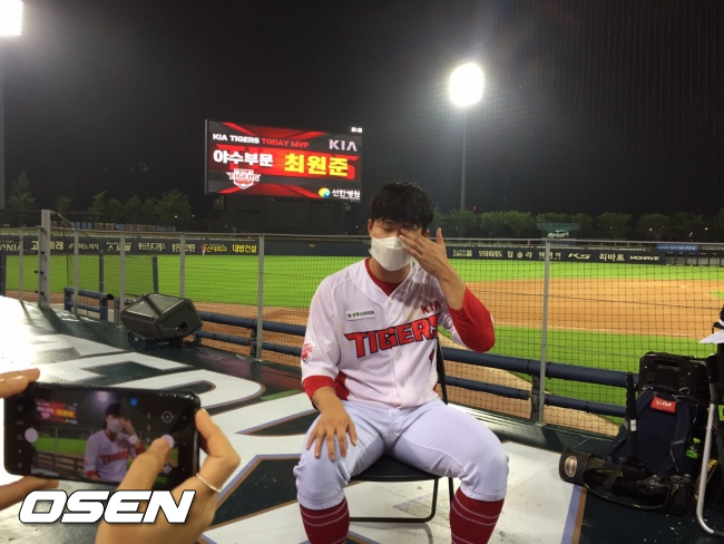 최원준이 경기후 인터뷰 도중 눈물을 훔치고 있다. 