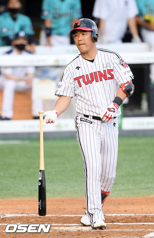 1회말 2사 주자 만루 LG 정근우가 타석에서 밀어내기 볼넷을 얻어내며 선취점을 올리고 있다./ rumi@osen.co.kr