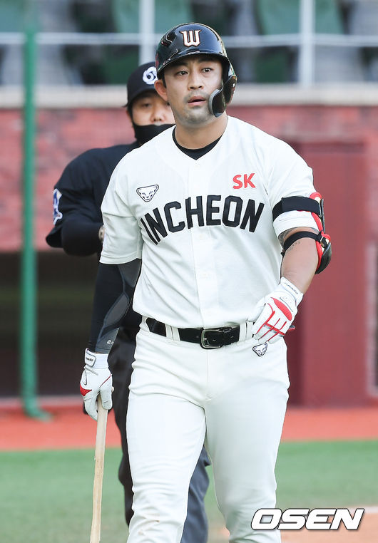 3회말 SK 정의윤이 심판판정 불만에 방망이를 부러트리고 타석을 빠져나가고 있다.   /   soul1014@osen.co.kr