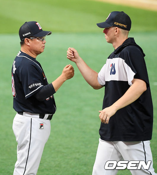 경기를 마치고 두산 김태형 감독이 승리투수 플렉센과 하이파이브를 하고 있다. / rumi@osen.co.kr