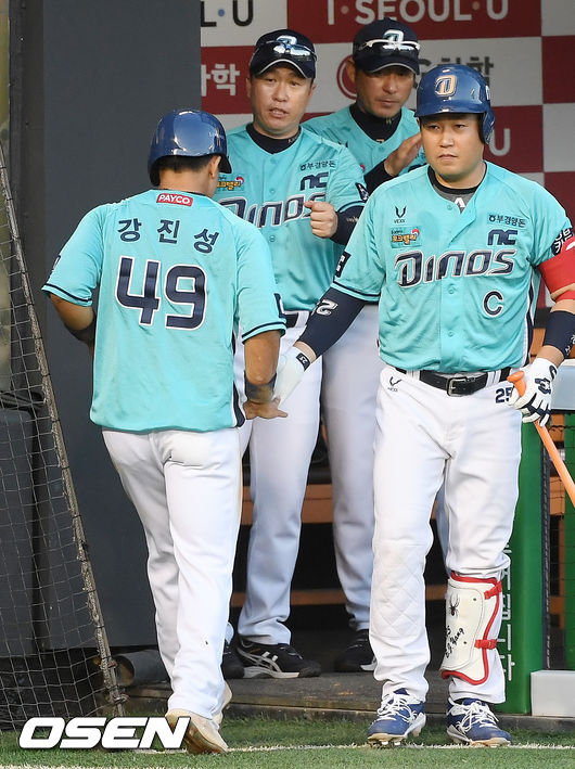 3회초 1사 주자 2,3루 NC 권희동의 1루수 앞 땅볼때 홈을 밟은 강진성이 덕아웃에서 양의지 및 이동욱 감독과 하이파이브를 하고 있다./ rumi@osen.co.kr