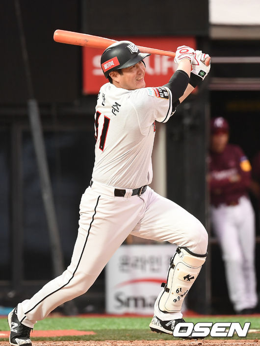 3일 오후 수원 KT위즈파크에서 '2020 신한은행 SOL KBO리그' KT 위즈와 키움 히어로즈의 경기가 열렸다.2회말 1사 KT 유한준이 안타를 때려내고 있다. /youngrae@osen.co.kr