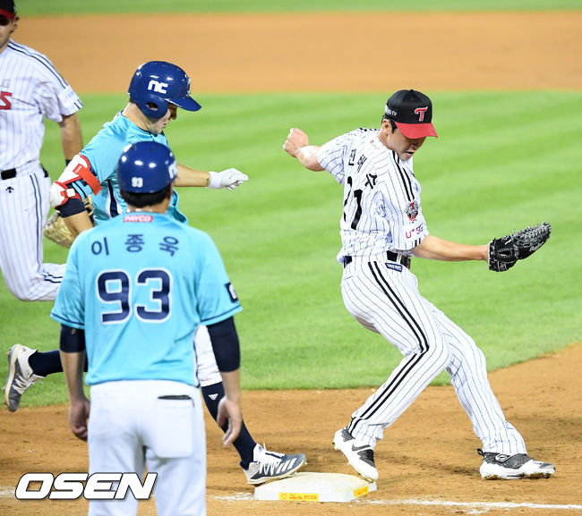 연장 11회초 1사 주자 NC 박민우가 1루수 앞 땅볼때 LG 진해수에게 아웃을 당하고 있다./ rumi@osen.co.kr