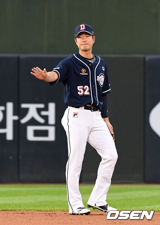 11일 오후 부산 사직야구장에서 2020 KBO리그 롯데 자이언츠와 두산 베어스의 경기가 열렸다.1회말 1사 1,3루에서 롯데 한동희의 내야땅볼을 때 실책을 범한 두산 김재호가 유희관에게 미안함을 표하고 있다. /sunday@osen.co.kr