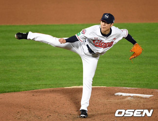 11일 오후 부산 사직야구장에서 2020 KBO리그 롯데 자이언츠와 두산 베어스의 경기가 열렸다.6회초 무사 1,2루에서 롯데 박진형이 역투하고 있다. /sunday@osen.co.kr