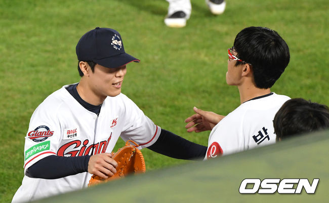 11일 오후 부산 사직야구장에서 2020 KBO리그 롯데 자이언츠와 두산 베어스의 경기가 열렸다.6회초 2사 만루에서 두산 박건우을 내야땅볼로 처리한 롯데 박진형이 박세웅과 포옹을 하고 있다. /sunday@osen.co.kr