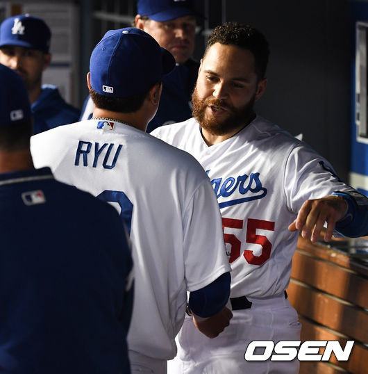 류현진이 첫 호흡을 맞춘 러셀 마틴 포수와 포옹을 하고 있다. /dreamer@osen.co.kr