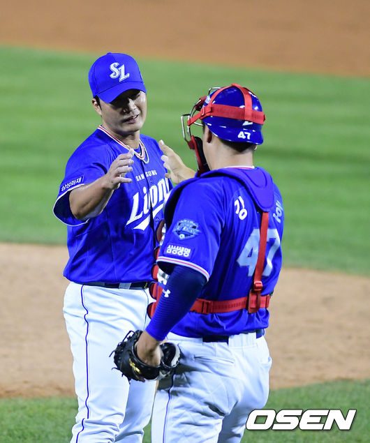 경기를 마치고 삼성 오승환이 강민호와 세리머니를 하고 있다. /jpnews@osen.co.kr