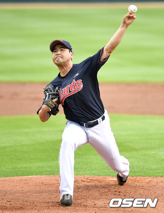 롯데 선발 장원삼이 힘차게 공을 뿌리고 있다. / dreamer@osen.co.kr