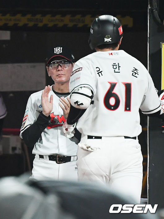 9일 오후 경기도 수원시 수원KT위즈파크에서 KBO리그 KT 위즈와 KIA 타이거즈의 경기가 진행됐다.8회말 1사 KT 유한준이 솔로홈런을 날리고 이강철 감독의 축하를 받고 있다../    soul1014@osen.co.kr