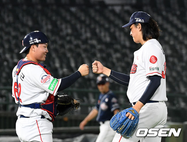 롯데가 전날 패배를 설욕하며 시리즈를 원점으로 만들었다.롯데는 11일 부산 사직구장에서 열린 ‘2020 신한은행 SOL KBO리그’ 정규리그 두산 베어스와의 시즌 8차전 경기에서 5-4로 승리를 거뒀다. 이로써 롯데는 전날 5-10 패배를 설욕했고 시즌 성적 27승29패를 만들었다. 반면, 두산은 34승24패가 됐다.경기 종료 후 두산 정보근과 김원중이 인사를 나누고 있다./sunday@osen.co.kr