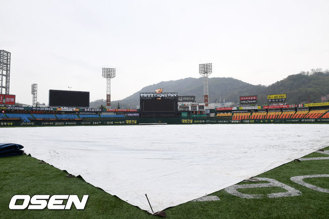 우천 취소된 대전 한화생명이글스파크 그라운드에 방수포가 깔려 있다. /rumi@osen.co.kr