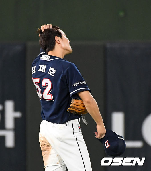 11일 오후 부산 사직야구장에서 2020 KBO리그 롯데 자이언츠와 두산 베어스의 경기가 열렸다.5회말 무사에서 두산 김재호가 실책을 범하고 아쉬워하고 있다. /sunday@osen.co.kr