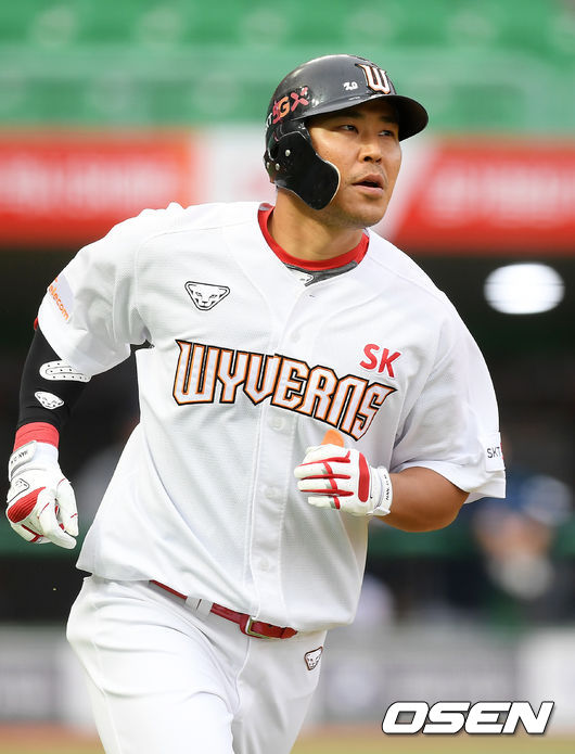 2회말 1사 SK 한동민이 우월 선취 솔로 홈런을 날리고 있다./ rumi@osen.co.kr