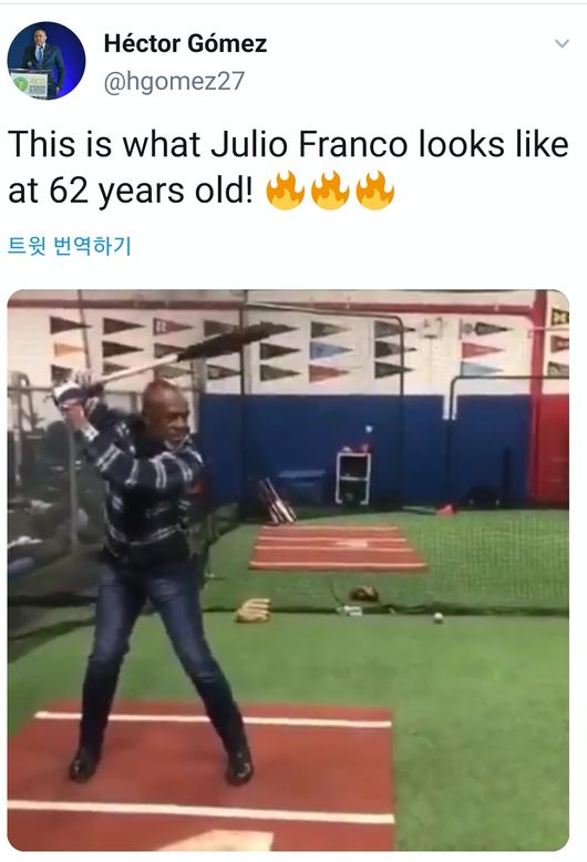 [사진] 타격하고 있는 훌리오 프랑코 코치 / 헥터 고메즈 SNS