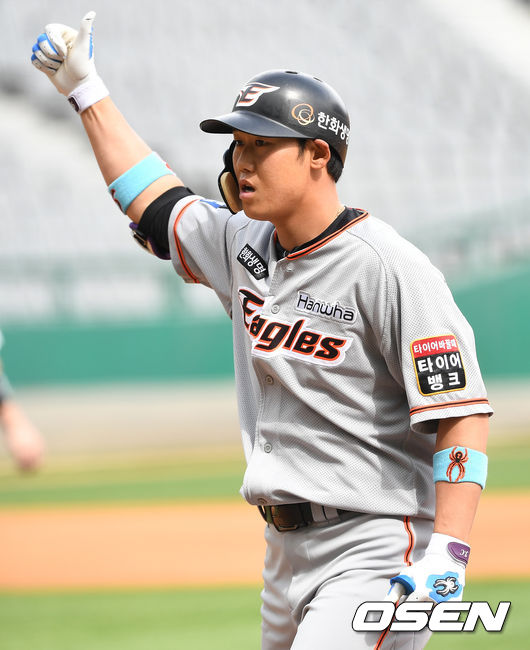 7회초 2사 2, 3루 상황 한화 하주석이 달아나는 2타점 적시타를 날리고 1루에 안착해 세리머니를 하고 있다. / dreamer@osen.co.kr