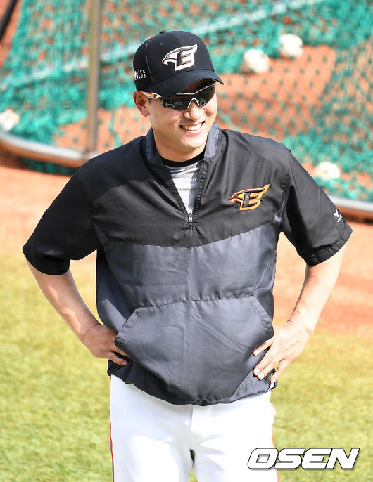 경기를 앞두고 한화 최원호 감독대행이 선수들의 훈련을 바라보며 미소짓고 있다. / dreamer@osen.co.kr