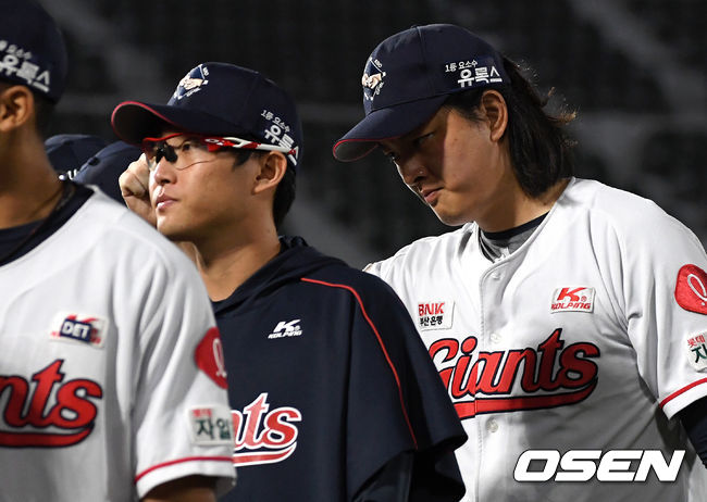 롯데가 전날 패배를 설욕하며 시리즈를 원점으로 만들었다.롯데는 11일 부산 사직구장에서 열린 ‘2020 신한은행 SOL KBO리그’ 정규리그 두산 베어스와의 시즌 8차전 경기에서 5-4로 승리를 거뒀다. 이로써 롯데는 전날 5-10 패배를 설욕했고 시즌 성적 27승29패를 만들었다. 반면, 두산은 34승24패가 됐다.경기 종료 후 롯데 박세웅과 김원중이 승리의 기쁨을 나누고 있다./sunday@osen.co.kr