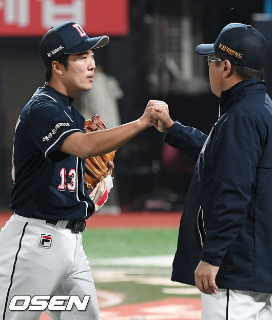 경기를 마치고 두산 허경민이 김태형 감독과 하이파이브를 하고 있다. /rumi@osen.co.kr
