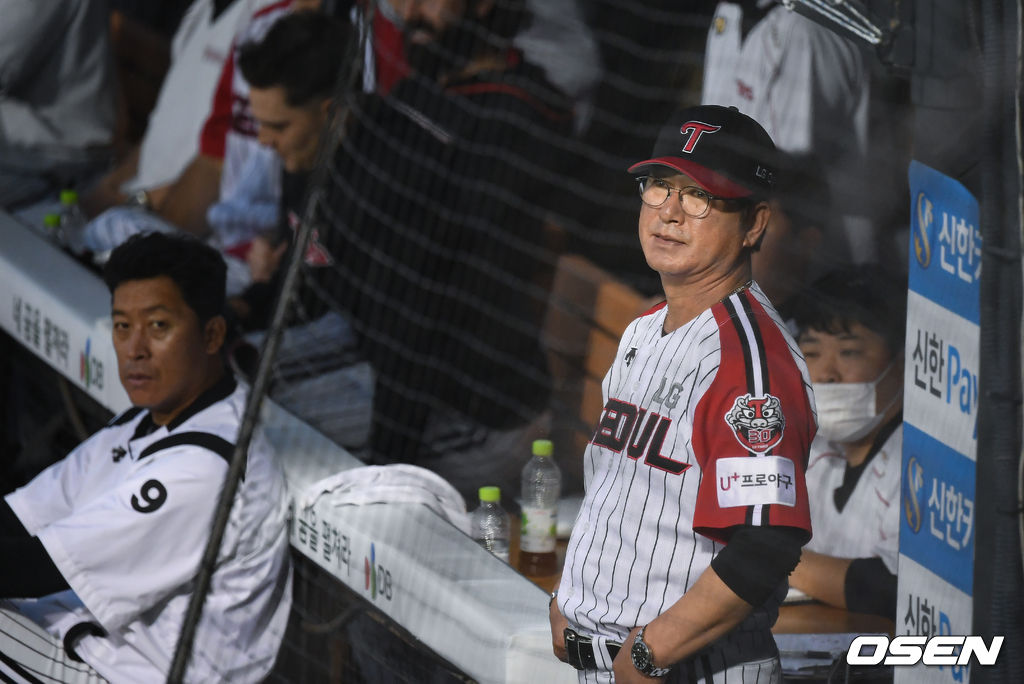 LG 류중일 감독이 비내리는 하늘을 바라보고 있다. / soul1014@osen.co.kr